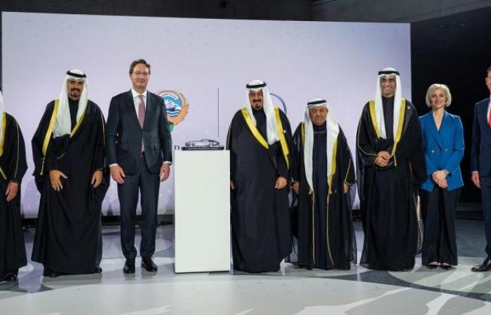 ممثل سمو الأمير يحضر حفل استقبال أقامته على شرفه مجموعة «مرسيدس بنز» ممثل سمو الأمير يحضر حفل استقبال أقامته على شرفه مجموعة «مرسيدس بنز»
