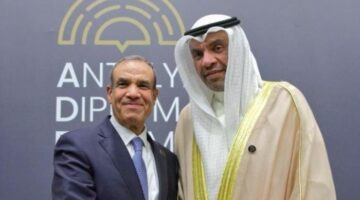 ممثل سمو ولي العهد يلتقي وزير الخارجية المصري على هامش منتدى أنطاليا