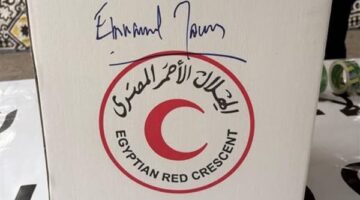 من الرئيس الفرنسي إلى أهل غزة.. ماكرون يبعث رسالة دعم بصناديق المساعدات