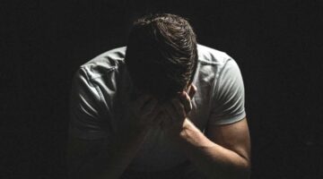 من ضاقت به الدنيا ماذا يفعل؟.. الإفتاء: هذا الذكر يفرِج كل ضيق