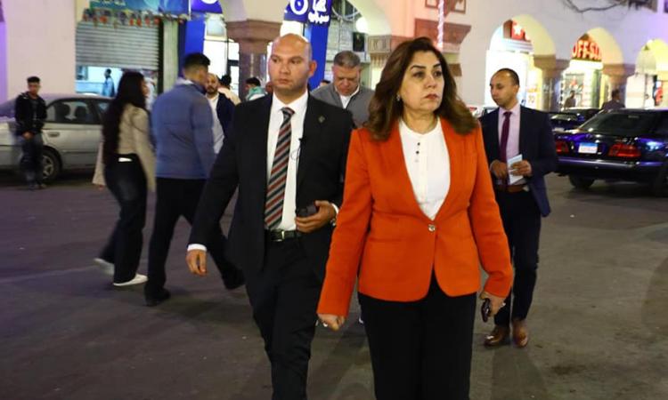 منال عوض تتفقد عددا من شوارع مصر الجديدة لمتابعة شكاوي المواطنين منال عوض تتفقد عددا من شوارع مصر الجديدة لمتابعة شكاوي المواطنين
