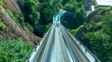 منتجع جبلى يضع عشرات السلالم المتحركة لتجربة مشى سلسة