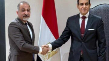 مندوب فلسطين بالجامعة العربية يلتقي مساعد وزير الخارجية لشئون المراسم