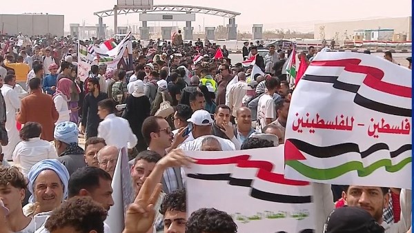 مواطنون مصريون يخرجون في العريش دعمًا للقضية الفلسطينية ورفضًا للتهجير مواطنون مصريون يخرجون في العريش دعمًا للقضية الفلسطينية ورفضًا للتهجير