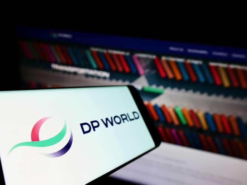 «موانئ أبوظبي» تنجز أول عملية تزويد للسفن بالغاز الطبيعي المسال في ميناء خليفة «موانئ أبوظبي» تنجز أول عملية تزويد للسفن بالغاز الطبيعي المسال في ميناء خليفة
