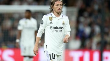 كم تبلغ صافي ثروة مودريتش بعد شراء حصة في نادي سوانزي؟