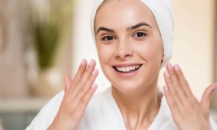 موضة مكياج ربيع وصيف 2025.. حواجب طبيعية وألوان هادئة للشفاه