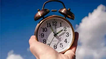 موعد بدء تطبيق التوقيت الصيفي 2025.. شوف يوم الخميس ولا الجمعة