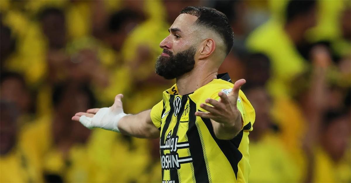 موعد حسم مستقبل كريم بنزيما مع الاتحاد بعد أنباء اعتزاله موعد حسم مستقبل كريم بنزيما مع الاتحاد بعد أنباء اعتزاله