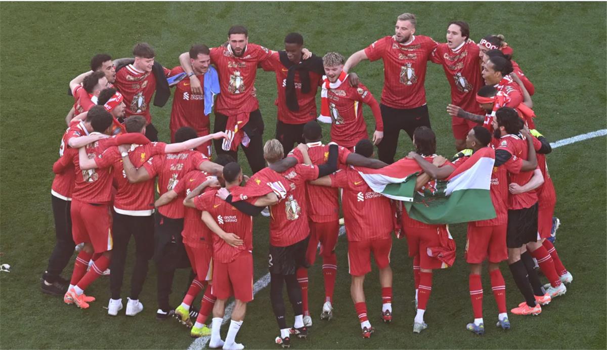 موعد رفع ليفربول كأس الدوري الإنجليزي 2024/25 موعد رفع ليفربول كأس الدوري الإنجليزي 2024/25