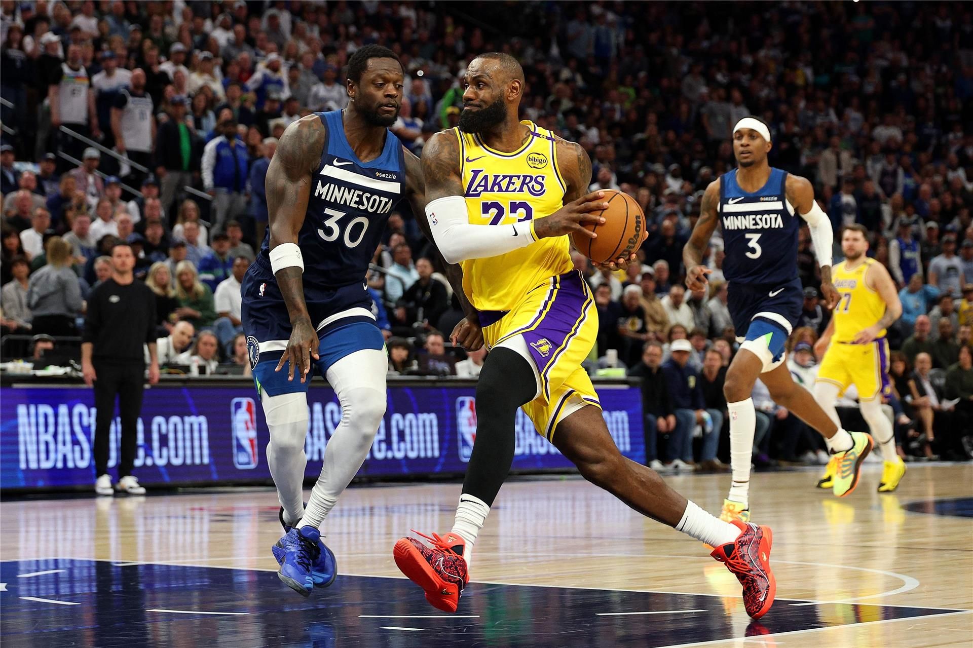 مينيسوتا يصعب المهمة على ليكرز في NBA