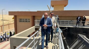 نائب وزير الإسكان يتفقد مشروعات الصرف الصحي بـ”حياة كريمة” بمحافظة الجيزة