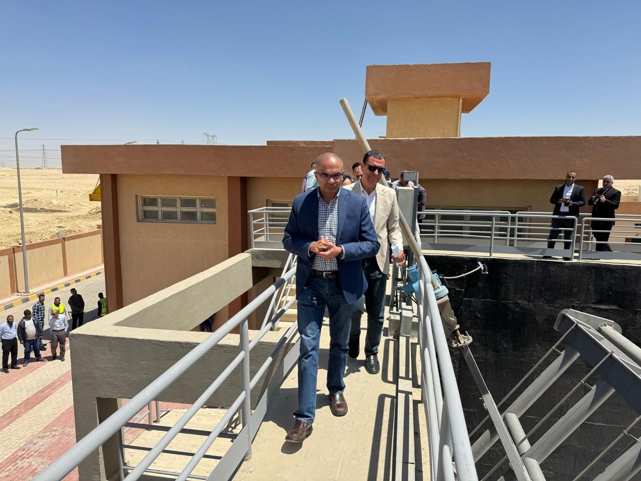 نائب وزير الإسكان يتفقد مشروعات الصرف الصحي بـ”حياة كريمة” بمحافظة الجيزة نائب وزير الإسكان يتفقد مشروعات الصرف الصحي بـ”حياة كريمة” بمحافظة الجيزة