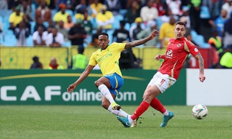ناقد رياضي: الأهلي وبيراميدز تعرضا لظلم تحكيمي واضح في جنوب إفريقيا ناقد رياضي: الأهلي وبيراميدز تعرضا لظلم تحكيمي واضح في جنوب إفريقيا