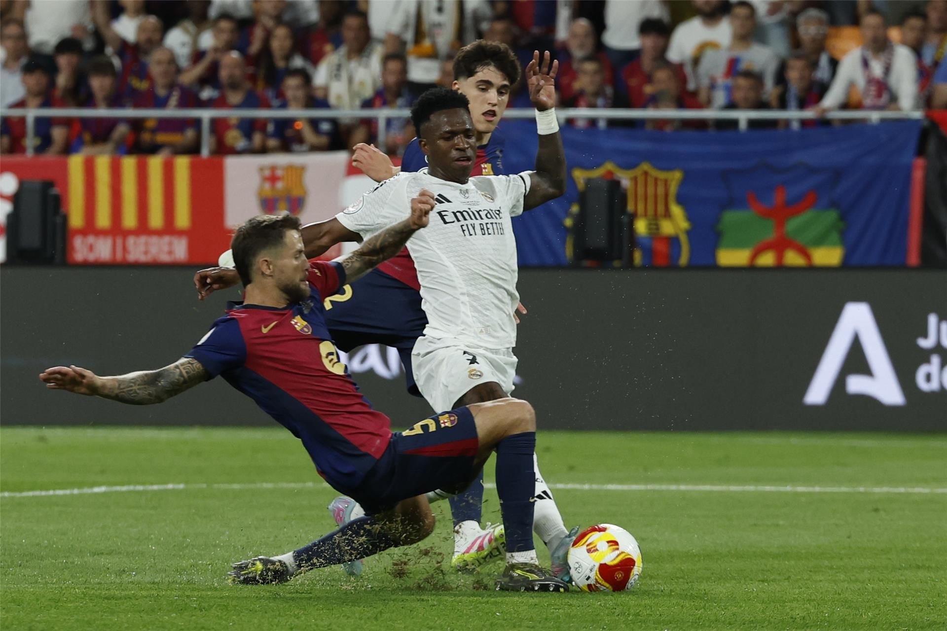نجم برشلونة يشكر ويهنئ حكام الكلاسيكو نجم برشلونة يشكر ويهنئ حكام الكلاسيكو