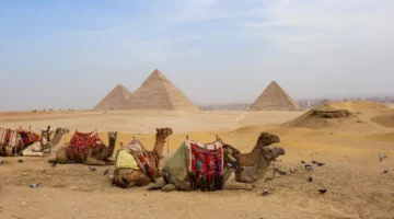 ثورة سياحية جديدة.. نيوزويك: مصر تتخذ إجراءات لمعالجة الفوضى المحيطة بالأهرامات
