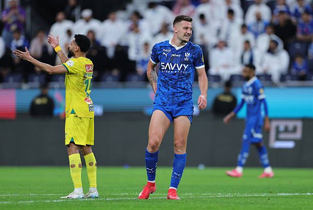 هل استحق محترف الهلال الطرد أمام الخليج؟