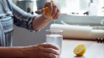 هل ماء الليمون وسيلة حقيقية لإنقاص الوزن؟ خبراء التغذية يحسمون الجدل