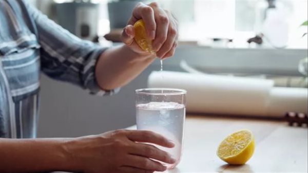 هل ماء الليمون وسيلة حقيقية لإنقاص الوزن؟ خبراء التغذية يحسمون الجدل