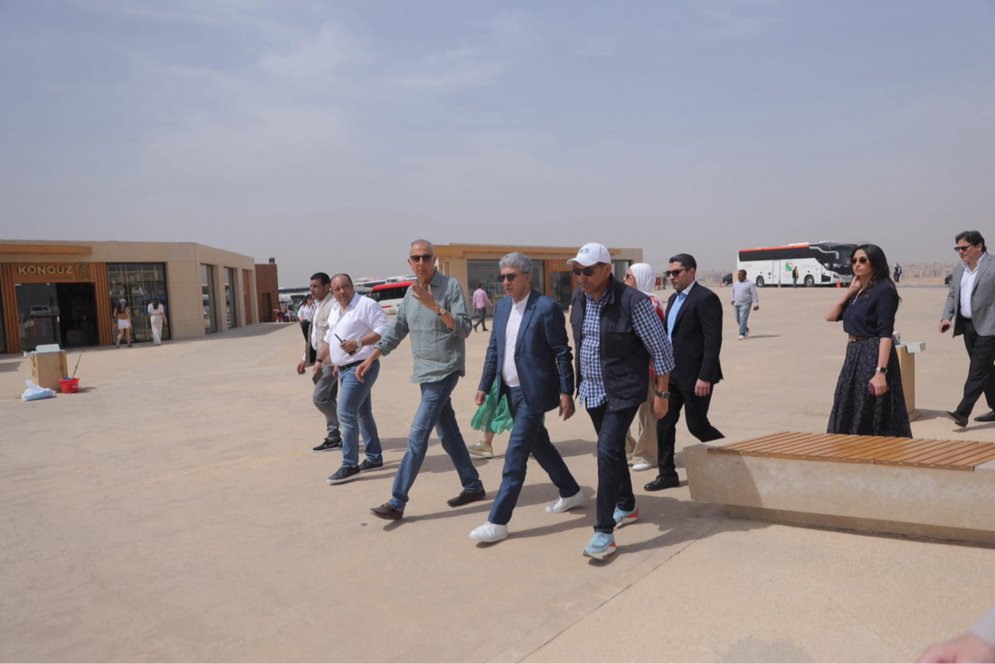وزارة السياحة تواصل متابعتها المستمرة لبدء التشغيل التجريبي لمشروع تطوير الخدمات بمنطقة أهرامات الجيزة وزارة السياحة تواصل متابعتها المستمرة لبدء التشغيل التجريبي لمشروع تطوير الخدمات بمنطقة أهرامات الجيزة