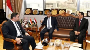 وزير الإسكان يبحث مع السفير السوداني فرص الاستفادة من التجربة المصرية في البناء والتخطيط