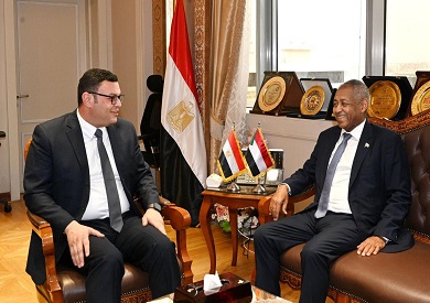 وزير الإسكان يبحث مع سفير السودان بالقاهرة تعزيز فرص ومجالات التعاون