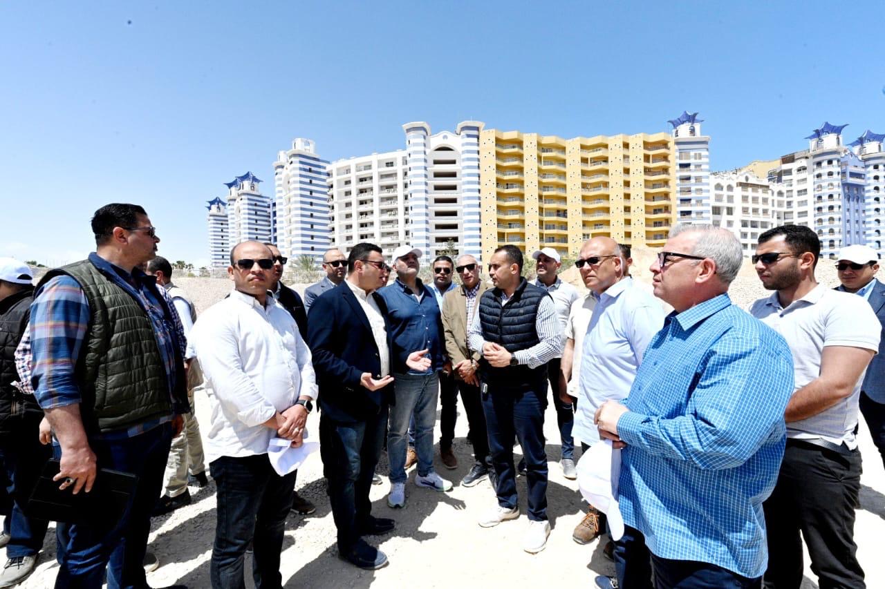 وزير الإسكان يتفقد أعمال التطوير بمركز مارينا العلمين السياحي وزير الإسكان يتفقد أعمال التطوير بمركز مارينا العلمين السياحي