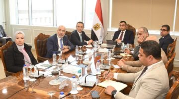 وزير الإسكان يستعرض الموقف التنفيذي لعدد من المشروعات بمنطقة سور مجرى العيون