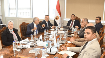 وزير الإسكان يستعرض مقترحات المشروعات المخطط تنفيذها بمنطقة سور مجرى العيون