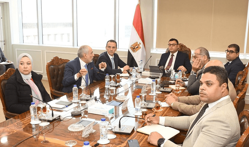 وزير الإسكان يستعرض مقترحات المشروعات المخطط تنفيذها بمنطقة سور مجرى العيون