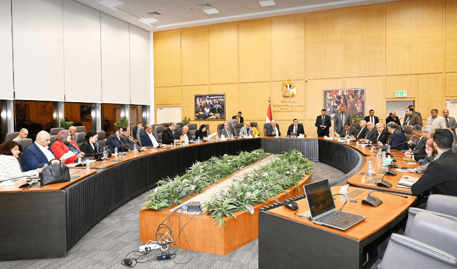 وزير الإسكان يعقد اجتماعه الدوري مع أعضاء مجلسي النواب والشيوخ وزير الإسكان يعقد اجتماعه الدوري مع أعضاء مجلسي النواب والشيوخ