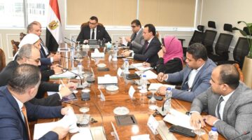 وزير الإسكان يلتقي رئيس صندوق التنمية الحضرية لمتابعة موقف تشغيل حديقة “تلال الفسطاط”
