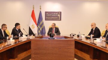 وزير الاتصالات يبحث تعزيز التعاون مع “ڤوداكوم” و”فودافون مصر”