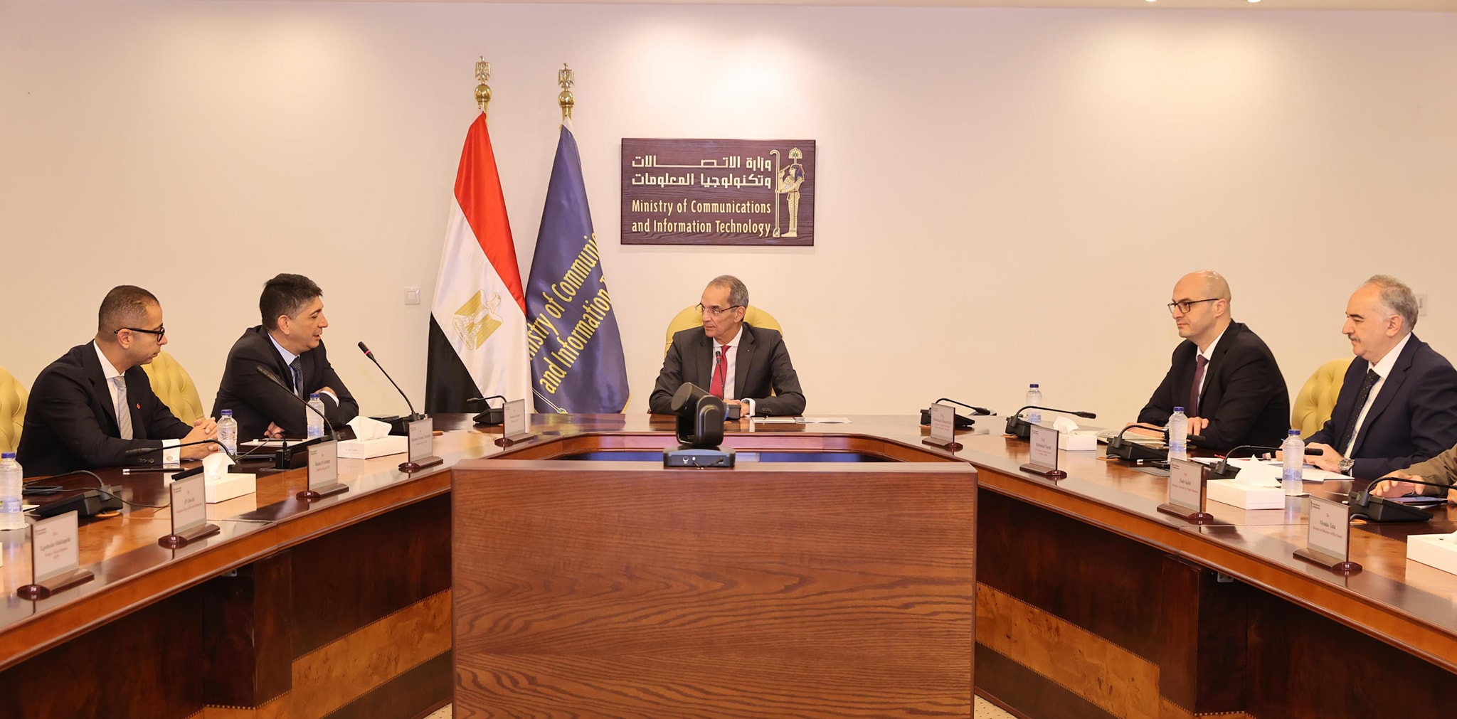 وزير الاتصالات يبحث تعزيز التعاون مع “ڤوداكوم” و”فودافون مصر” وزير الاتصالات يبحث تعزيز التعاون مع “ڤوداكوم” و”فودافون مصر”