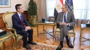 وزير الاتصالات يبحث مع شركة صينية التعاون بالتجول الرقمى والذكاء الاصطناعي