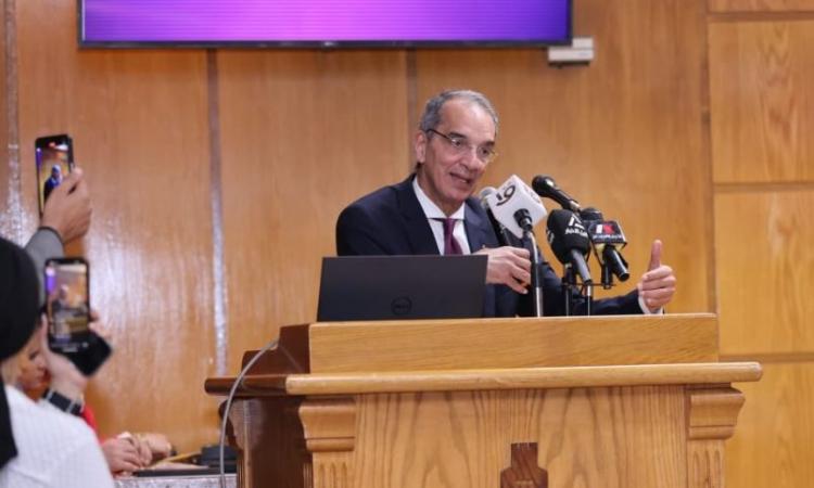 وزير الاتصالات يتفقد عدد من "مشروعات الاتصالات" بمحافظة القليوبية