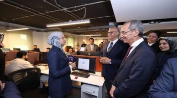 وزير الاتصالات يزور إحدى شركات تحليل بيانات المكونات الإلكترونية ببنها