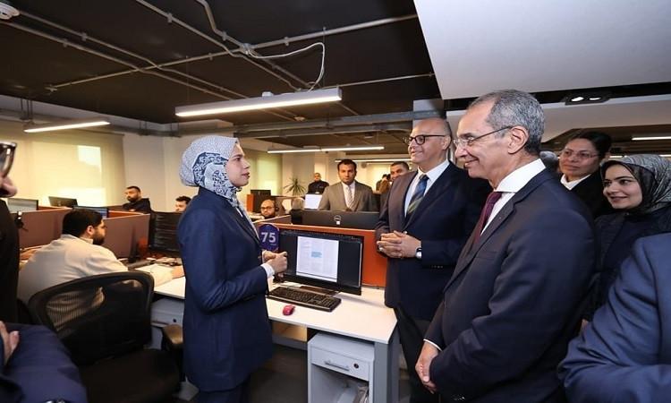 وزير الاتصالات يزور إحدى شركات تحليل بيانات المكونات الإلكترونية ببنها وزير الاتصالات يزور إحدى شركات تحليل بيانات المكونات الإلكترونية ببنها