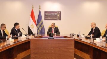 وزير الاتصالات يناقش فرص الاستثمار مع كبار مسؤولي «ڤودافون» و«ڤوداكوم»