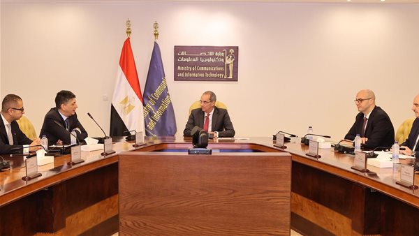 وزير الاتصالات يناقش فرص الاستثمار مع كبار مسؤولي «ڤودافون» و«ڤوداكوم» وزير الاتصالات يناقش فرص الاستثمار مع كبار مسؤولي «ڤودافون» و«ڤوداكوم»