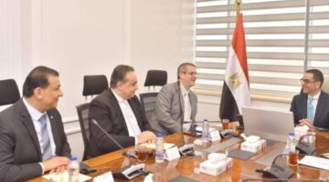 وزير الاستثمار يناقش مع مدير اللجنة الاستشارية الدولية للقطن تعزيز التعاون