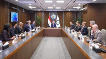 وزير البترول يبحث مع وفد أمريكي التعاون في الطاقة المتجددة والبنية التحتية