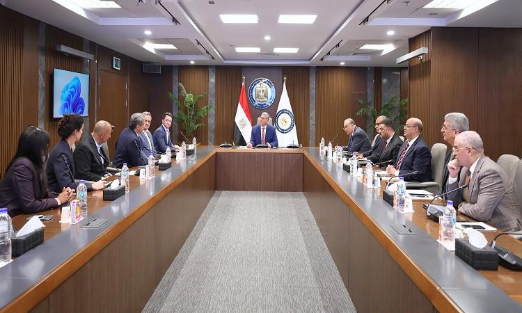 وزير البترول يبحث مع وفد أمريكي التعاون في الطاقة المتجددة والبنية التحتية