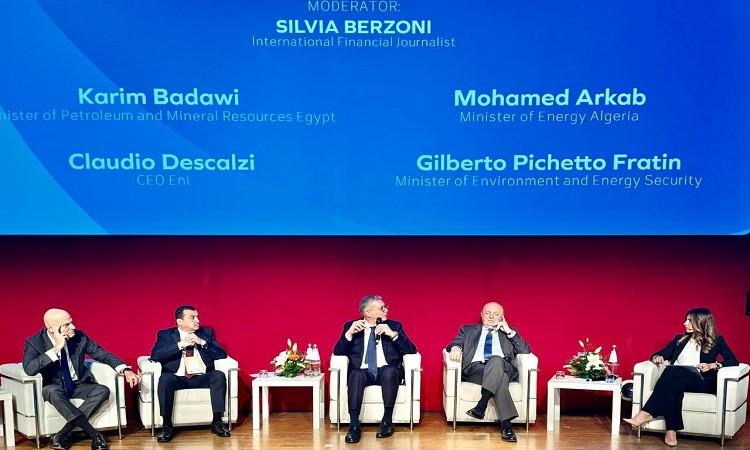 وزير البترول يستعرض مع رئيس شركة إيني تطورات صناعة الطاقة في مصر وزير البترول يستعرض مع رئيس شركة إيني تطورات صناعة الطاقة في مصر