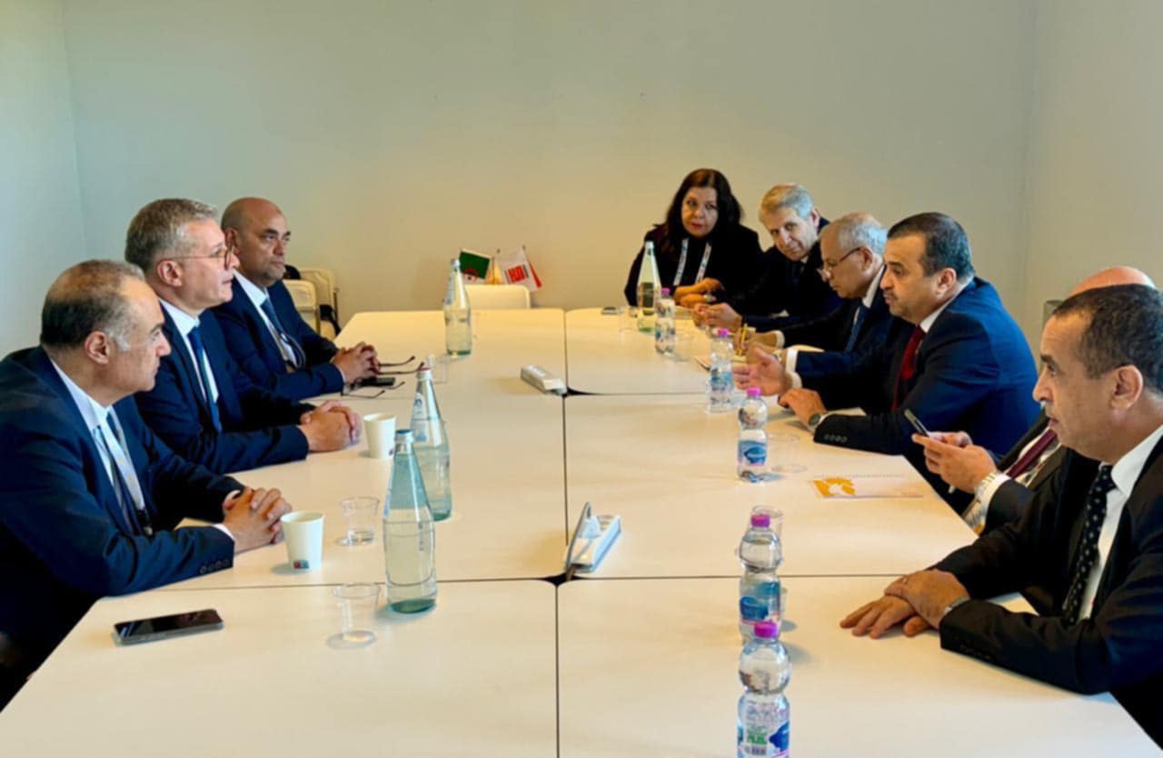 وزير البترول يعقد جلسة مباحثات مع نظيره الجزائري لتعزيز التعاون ببن البلدين وزير البترول يعقد جلسة مباحثات مع نظيره الجزائري لتعزيز التعاون ببن البلدين