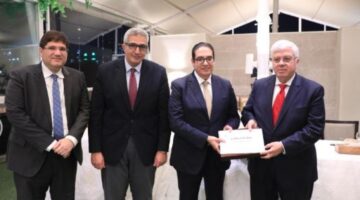 وزير التعليم العالي يكرم المشاركين في تنظيم زيارة "ماكرون" لجامعة القاهرة