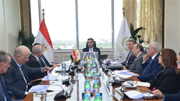 وزير التموين يعقد اجتماعًا مع شركة الإسكندرية للزيوت والصابون لمتابعة خطط التوسع وزير التموين يعقد اجتماعًا مع شركة الإسكندرية للزيوت والصابون لمتابعة خطط التوسع