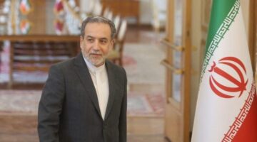 وزير الخارجية الإيراني يجري محادثات مع مسؤولين عمانيين قبل المفاوضات مع واشنطن