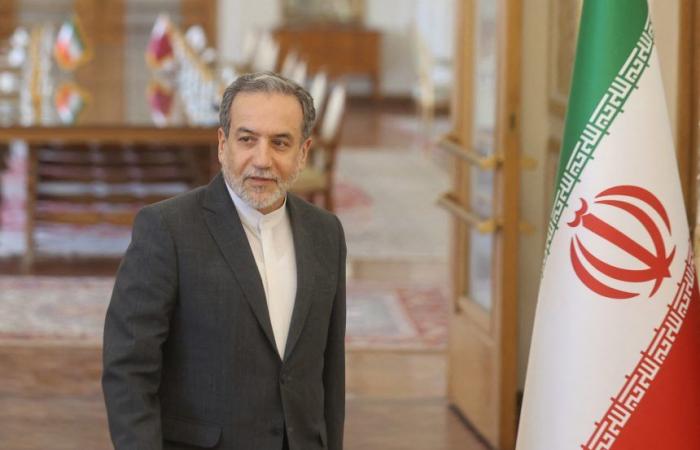 وزير الخارجية الإيراني يجري محادثات مع مسؤولين عمانيين قبل المفاوضات مع واشنطن وزير الخارجية الإيراني يجري محادثات مع مسؤولين عمانيين قبل المفاوضات مع واشنطن