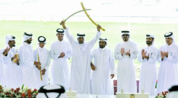 وزير الداخلية يتوج الفائزين بمهرجان الهجن الأغلى.. &quot;الهابة&quot; تبقي السيف الذهبي بالشحانية بعد ملحمة تاريخية
